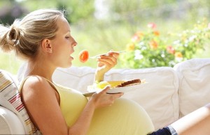 Pregnant women having iron rich food