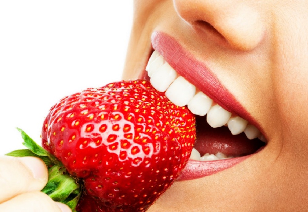 Girl-eating-strawberry