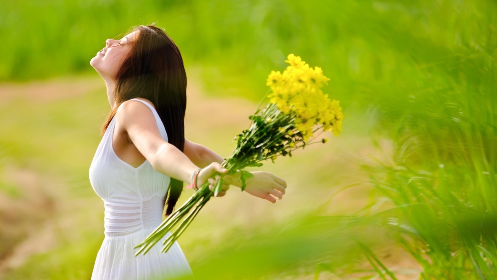 brunette-girl-with-flowers-